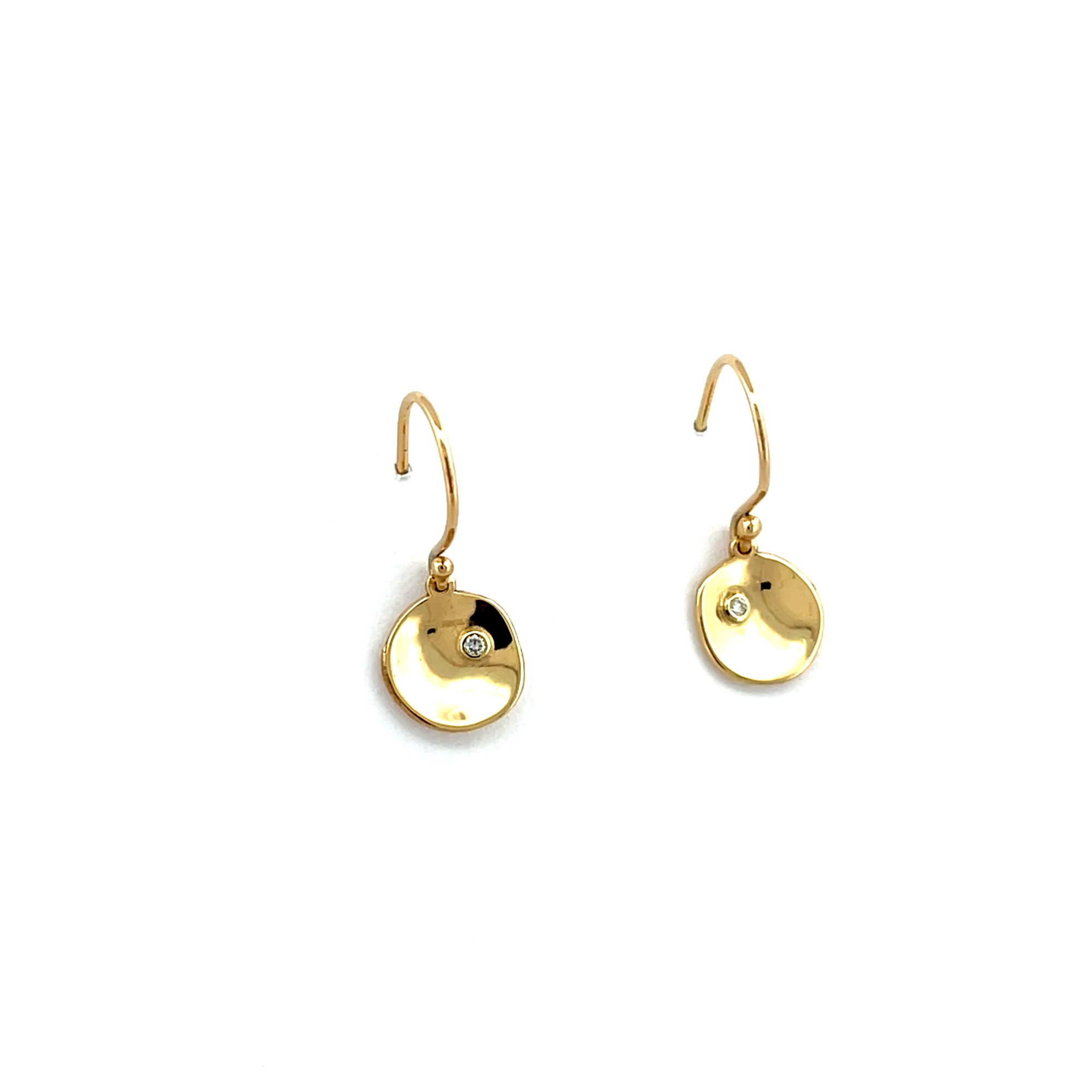 Soms vind je iets bijzonders op het juiste moment. Lichtvondst vangt dat gevoel in elegante gouden oorhangers met een diamant als middelpunt. De combinatie van het goud en de stralende glans van de diamanten geeft dit sieraad een pure, serene uitstraling. Een klein geluksmoment om elke dag te dragen.

Maak een afspraak en kom deze oorhangers passen! Of bestel ze gelijk, dan sturen we deze mooi verpakt naar je toe.