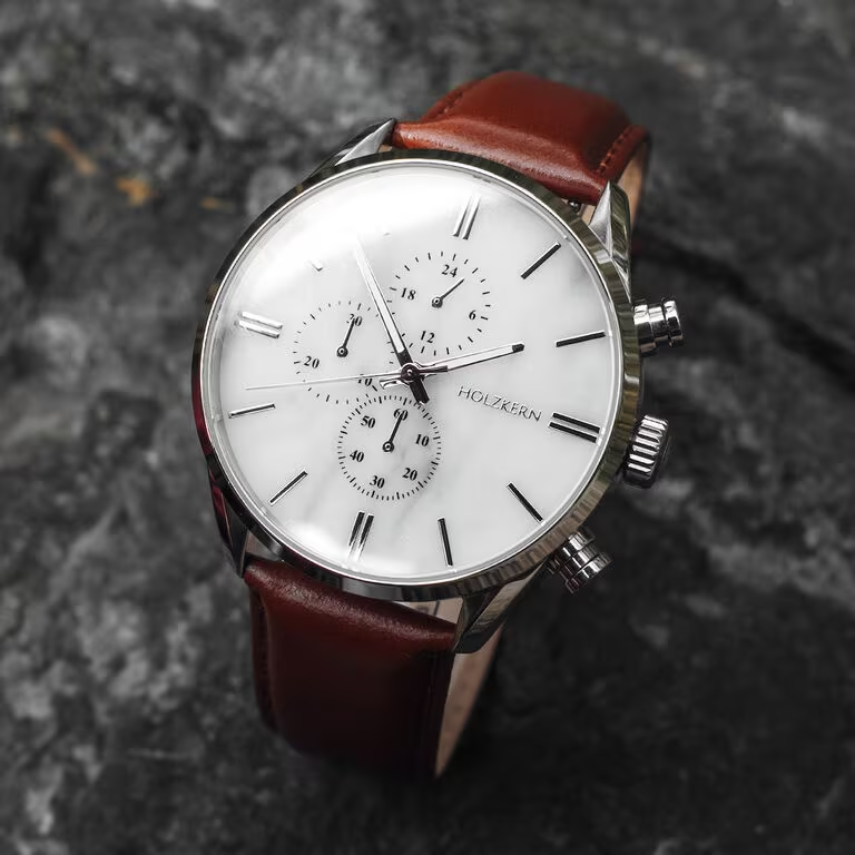 De Holzkern Melodical horloge, modelnummer 9010631007294, heeft een kast van roestvrij staal en een bruine polsband. Met een diameter van 41 mm straalt het een stijlvolle eenvoud uit. Dit horloge heeft geen datumfunctie. Draag het als een elegant accent bij zowel formele als casual outfits voor een verfijnde look.
