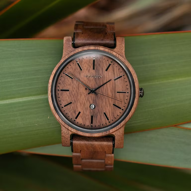 De Holzkern Rilke Walnut/Walnut (modelnummer 9120078335642) is een stijlvolle polshorloge met een bruine houten kast en band. Zonder datumfunctie en met een afmeting van 41 mm, is het perfect voor een natuurlijke en verfijnde look. Draag het bij casual of formele kleding voor een tijdloze stijl.