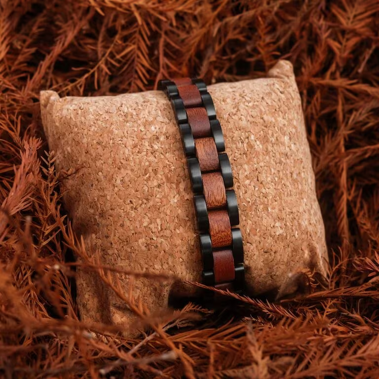 De Holzkern Triad Mahonie/Black (modelnummer 9120078330869) is een stijlvolle armband met een unieke houtnerf, ideaal voor liefhebbers van natuurlijke materialen. Deze armband valt onder de categorie sieraden en is specifiek een armband. Draag het als een opvallend accessoire bij zowel casual als formele outfits voor een verfijnde look.