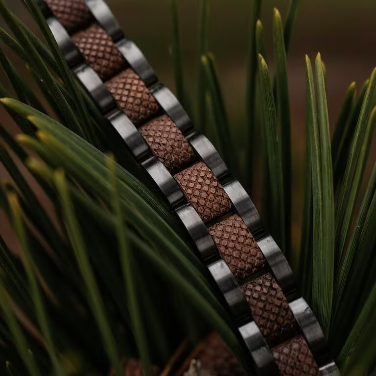 De Holzkern Accord armband, modelnummer 9010631004118, is een elegant sieraad met walnoothout en grijze details. Het is een unieke toevoeging aan je collectie en ideaal voor zowel casual als formele gelegenheden. Combineer het met een horloge of draag het als een opvallend accessoire op zichzelf. Perfect voor dagelijks gebruik of speciale gebeurtenissen.