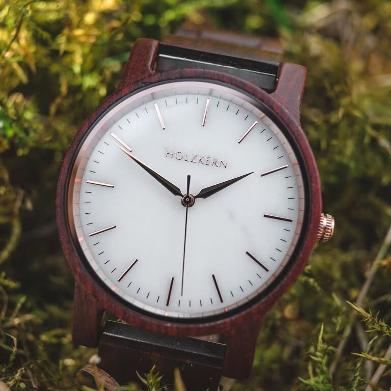 De Holzkern Winter Day Padouk/Marmer (modelnummer 9120078330029) is een houten horloge met een bruine band en een kast van 40 mm. Dit polshorloge heeft geen datumaanduiding. Draag het horloge met casual of zakelijke kleding voor een stijlvolle en aardse look. Perfect om je outfit een natuurlijke touch te geven.