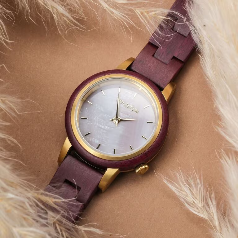 De Holzkern Napali Purperhart/palmoer horloge, modelnummer 9010631017347, is een houten polshorloge met een paarse band. Het heeft geen datumaanduiding en een kastgrootte van 36 mm. Draag dit horloge als een stijlvol en casual accessoire dat perfect past bij zowel dagelijkse als chique outfits voor een unieke, natuurlijke uitstraling.