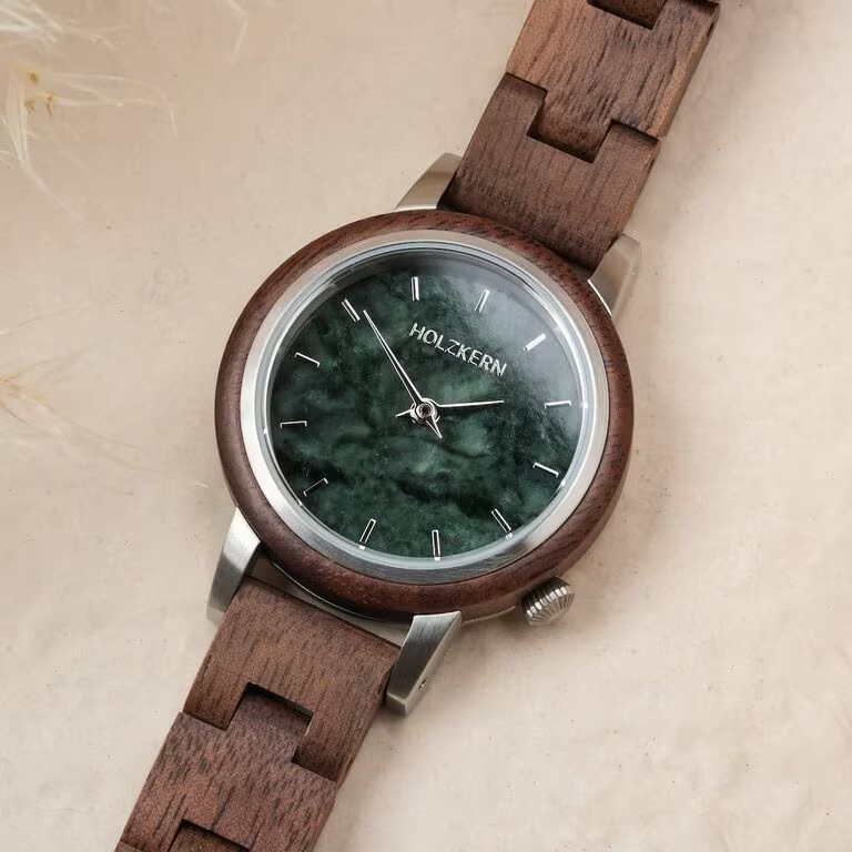 De Holzkern Anakena horloge, modelnummer 9010631017392, beschikt over een unieke houten kast en een bruine band. Met een wijzerplaat van marmer en een bescheiden maat van 29 mm. Het horloge heeft geen datumfunctie. Ideaal voor casual en stijlvolle gelegenheden, biedt dit horloge een natuurlijke elegantie voor elke pols. Draag het met je favoriete casual outfit.