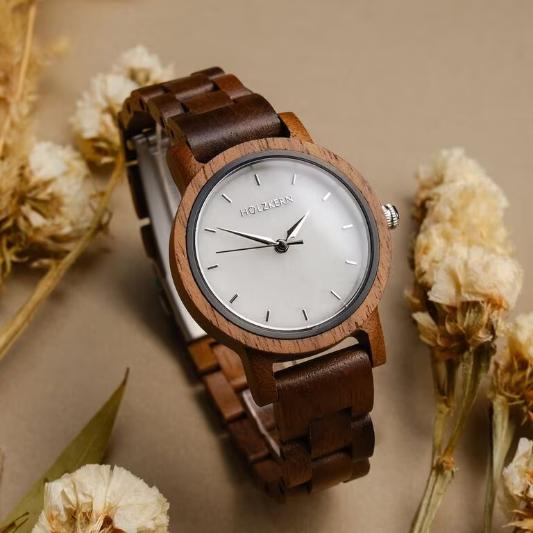 De Holzkern Air Walnut/Marble, modelnummer 9120078330210, is een elegante polshorloge met een bruine houten kast en een unieke uitstraling door de walnoot en marmer. Dit horloge heeft geen datumaanduiding en een compacte maat van 33 mm. Draag het bij casual en zakelijke outfits voor een natuurlijke en stijlvolle look.