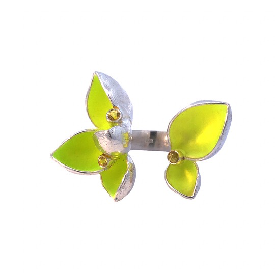 Der Ring Edelbecherling Silber Safire Gelb (Modellnummer: RING EDELBECHERLING) ist ein stilvoller Schmuckring in Gr&ouml;&szlig;e 58. Hergestellt aus edlem Silber und gelben Saphiren, strahlt er Eleganz aus. Perfekt f&uuml;r besondere Anl&auml;sse, kombiniert er sich hervorragend mit formeller Abendgarderobe. Tragen Sie ihn an Ihrer Ringhand f&uuml;r einen eleganten und exklusiven Auftritt.