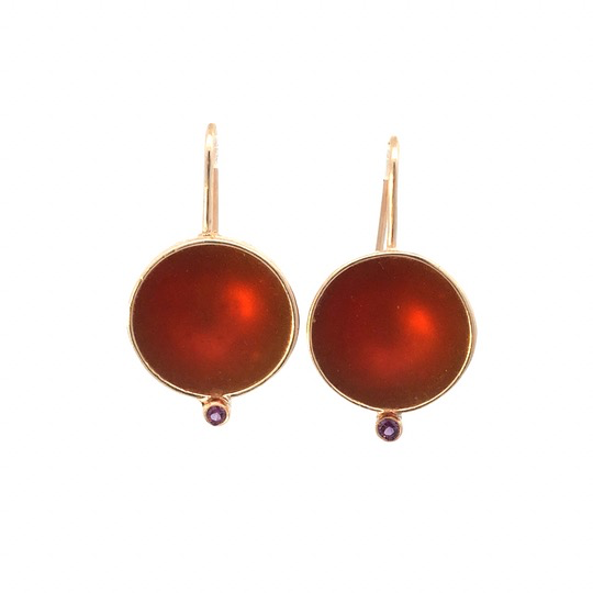 Die Ohrh&auml;nger Becherling aus 925er Silber in Ros&eacute;gold mit Saphiren (Modellnummer: OHRH&Auml;NGER EDELBECHERLING BERRY) sind exquisite Creolen-Ohrringe. Diese elegante Schmuckst&uuml;ck ist ideal f&uuml;r formelle Anl&auml;sse oder um jedem Outfit einen Hauch von Raffinesse zu verleihen. Kombinieren Sie sie am besten mit hochgestecktem Haar, um ihren glamour&ouml;sen Glanz optimal zur Geltung zu bringen.
