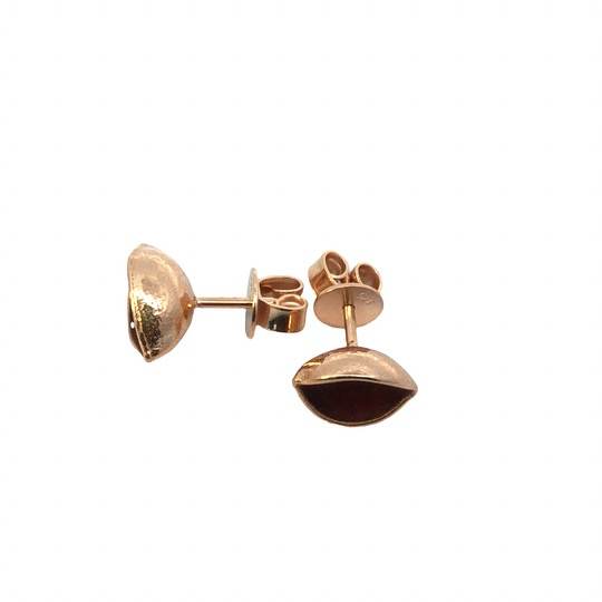 Die Ohrstecker Becherling Silber rosegoldpl. berry (Modellnummer: OHRSTECKER BECHERLING BERRY) sind zweifarbige Ohrstecker aus Silber mit rosegoldener Beschichtung. Diese eleganten Schmuckst&uuml;cke passen perfekt zu formellen und informellen Anl&auml;ssen. Tragen Sie sie, um Ihrem Outfit einen Hauch von Eleganz zu verleihen. Ideal kombinierbar mit anderen Schmuckst&uuml;cken in Silber oder Ros&eacute;gold. Perfekt f&uuml;r den t&auml;glichen Gebrauch.