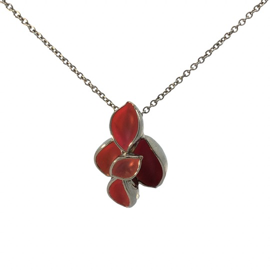 Der Anh&auml;nger BECHERLING Silber, Platin plattiert, pink , incl.Kette 405ist ein elegantes Schmuckst&uuml;ck, das durch seine hochwertige Verarbeitung besticht. Tragen Sie diesen Anh&auml;nger an einer feinen Silber- oder Platin-Kette, um Ihrem Look einen edlen Akzent zu verleihen. Perfekt f&uuml;r besondere Anl&auml;sse oder als stilvolles Alltagsaccessoire. Erg&auml;nzt gut einen schlichten, klassischen Stil.
