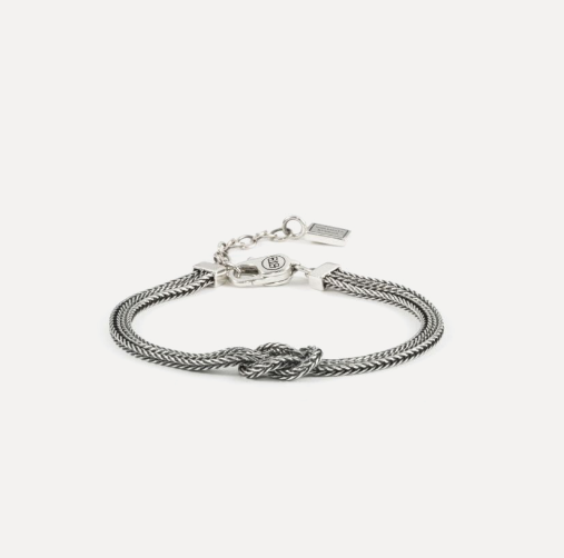 De Bracelet Barbara Mini Knot Zilver (1.8mm) is een subtiele maar stoere armband die staat voor liefde, kracht en verbondenheid. Het verfijnde gevlochten ontwerp in 925 zilver is tijdloos en veelzijdig. Ontworpen in Amsterdam en met de hand gemaakt door vakmensen in Zuidoost-Azi&euml;, draag je met deze armband een stukje authentiek vakmanschap. Perfekt als symbool van jullie band of als cadeau dat een blijvende indruk achterlaat. Solo gedragen straalt hij elegantie en kracht uit, maar gecombineerd met bijvoorbeeld de Katja XS of Ben Small armband ontstaat een stoere layered look. De Barbara Mini Knotted is karaktervol en 100% Buddha to Buddha.