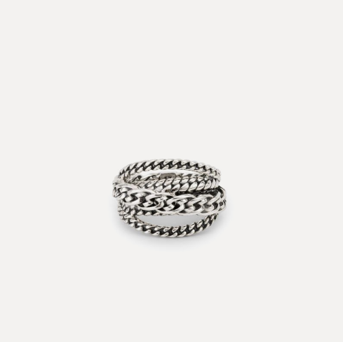 De Multi-Chain Nathalie Ring is een verbluffende samensmelting van design en vakmanschap. Deze ring, waarbij meerdere schakels harmonieus in elkaar overlopen, is een ode aan connectie en de veelzijdigheid en diepte van onze vele verschillende schakelontwerpen. Met passie ontworpen in Amsterdam en met puur vakmanschap gemaakt uit gerecycled zilver in Zuidoost-Azi&euml;, is de Multi-Chain Nathalie Ring een veelzijdig, tijdloos sieraad dat generaties lang zal schitteren. Welk verhaal vertelt dit sieraad voor jou?
