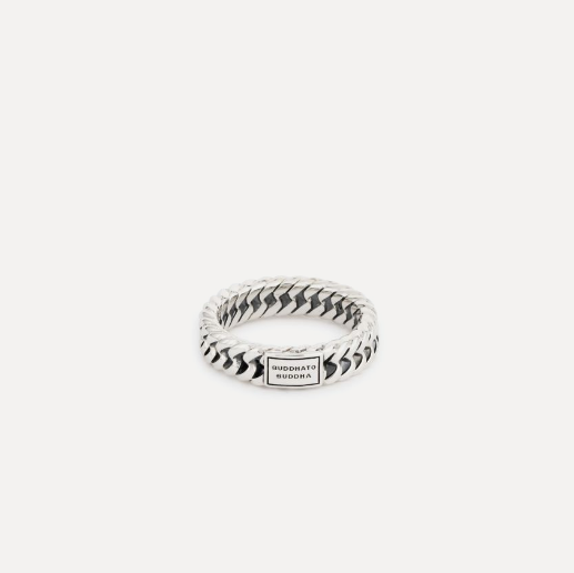 De Chain XS Ring is gemaakt met onze geliefde Chain-schakel, staat symbool voor connectie en vakmanschap. Deze ring, zorgvuldig handgemaakt van gerecycled zilver, is een van onze meest succesvolle ontwerpen. Ondanks zijn subtielere formaat ten opzichte van de 'Chain Small Ring', behoudt hij een krachtige uitstraling. Ontworpen in Amsterdam en met toewijding vervaardigd in Zuidoost-Azi&euml;, is deze ring een tijdloze toevoeging aan elke sieradencollectie. Welke mijlpaal vier jij met deze zilveren ring?