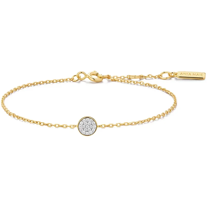 De ANIA HAIE GOLD PAVE DISC BRACELET B075-02G is een verfijnd sieraad met een elegante gouden pav&eacute; schijf. Deze armband, met een lengte van 190 mm, past perfect bij elke gelegenheid. Draag hem solo voor een subtiele look of in combinatie met andere armbanden voor een trendy, gelaagde stijl. Een tijdloze toevoeging aan elke sieradencollectie.