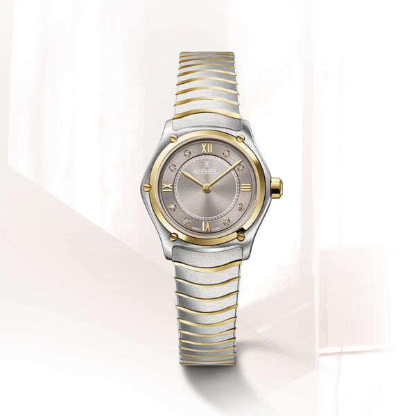 De EBEL SPORT CLASSIC HORLOGE - 1216737 is een verfijnd horloge met een goud- en zilverkleurige roestvrijstalen kast. Het heeft een saffierglas, een analoge wijzerplaat met echte diamanten, en is waterdicht tot 5 ATM. Draag het dagelijks voor een elegante aanraking, vooral bij formele gelegenheden. 3 Jaar garantie. 

