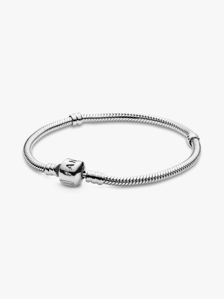 Onze favoriete bedelarmband is de perfecte basis voor je Pandora-collectie. Deze slanke sterlingzilveren snake chain-armband heeft de iconische Pandora-cilindersluiting voor een veilige pasvorm. Het innovatieve schroefdraadsysteem maakt het eenvoudig om bedels op je armband te schroeven. Voeg een paar clips toe om de armband in drie secties te verdelen en kies dan je favoriete Pandora-bedels om je unieke stijl uit te drukken.