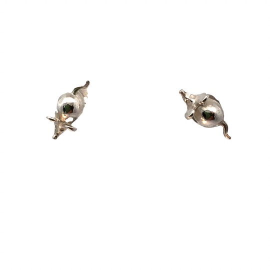 Die Pr. Ost. Maus S925 klein  sind elegante Ohrstecker aus Sterlingsilber (S925). Sie sind perfekt, um jedem Outfit einen subtilen, aber stilvollen Akzent zu verleihen. Tragen Sie sie im Alltag oder zu besonderen Anl&auml;ssen, um einen Hauch von Eleganz und Charme zu unterstreichen. Ideal f&uuml;r jeden Schmuckliebhaber.