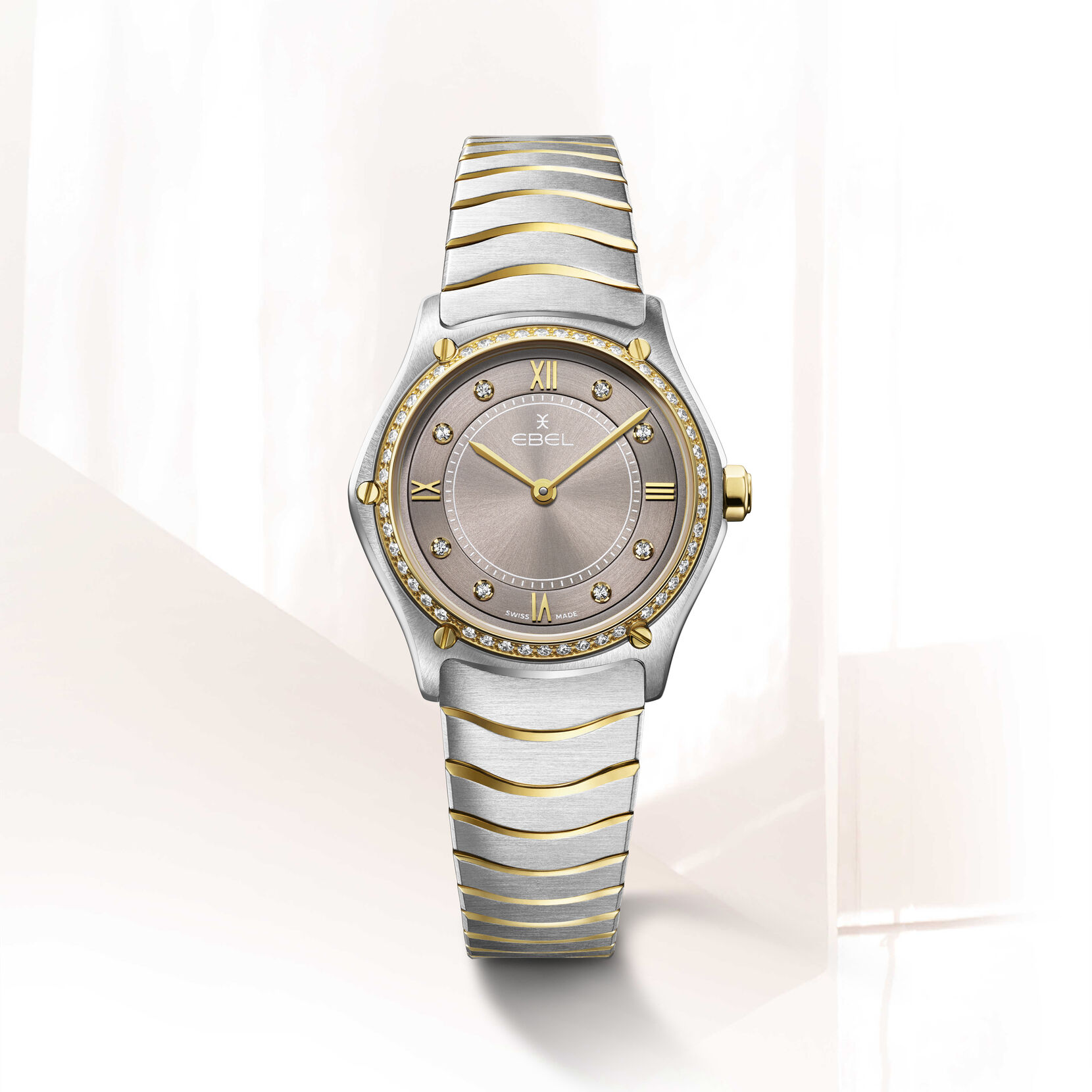 De EBEL SPORT CLASSIC Horloge - 1216734 is een verfijnd polshorloge voorzien van een roestvrijstalen kast en saffierglas. Het heeft een gouden en zilvergekleurde band, een taupekleurige wijzerplaat en is versierd met 55 briljant geslepen diamanten van 0,358 karaat. Dit analoge horloge zonder datumfunctie is ideaal voor formele gelegenheden waarbij elegantie centraal staat.