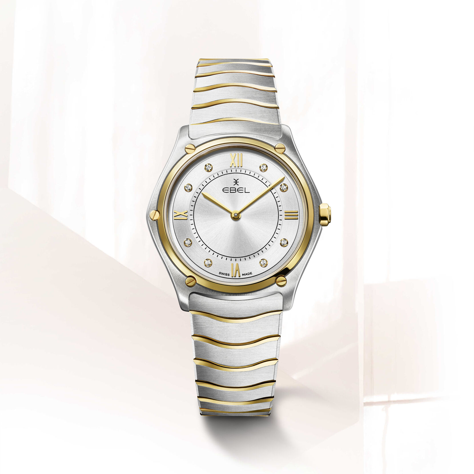 De Ebel Sport Classic 1216739 is een elegante dameshorloge met een kast van roestvrij staal en een goud-zilverkleurige band. De zilverkleurige wijzerplaat bevat 8 briljante diamanten. Dit model heeft een saffierglas en geen datumaanduiding. Ideaal voor formele gelegenheden of zakelijke bijeenkomsten, waar het verfijnde ontwerp zijn elegante schoonheid benadrukt.