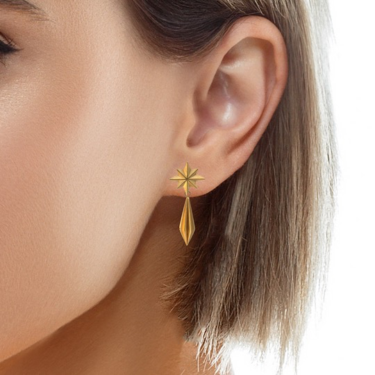 Der Pr. Ost. Shooting-Star S925 Ohrstecker,  vereint mattierte und gl&auml;nzende Oberfl&auml;chen mit einer vergoldeten Beschichtung. Ideal f&uuml;r elegante Anl&auml;sse, kann dieser stilvolle Ohrstecker alleine oder in Kombination mit anderen Schmuckst&uuml;cken getragen werden. Ein Highlight f&uuml;r jeden Look und perfekt f&uuml;r stilbewusste Tr&auml;gerinnen. Gl&auml;nzen Sie bei jedem Anlass!