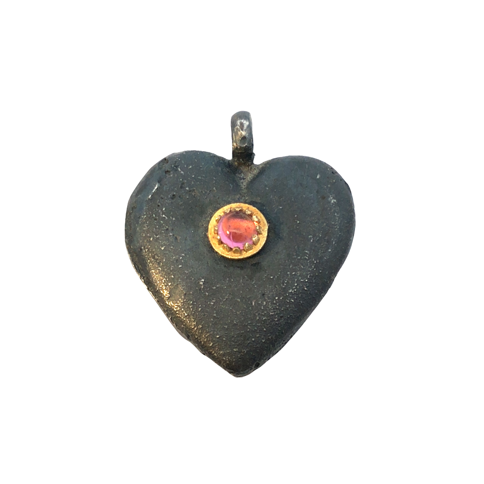 Der Anh&auml;nger Anh. Herz; Sandguss; S925 oxyd., Fass. G.750 Rhodolith, besticht durch sein einzigartiges Design mit hochwertigem S925 oxidiertem Silber und einer Fassung aus 750er Gold mit einem Rhodolith. Ideal kombiniert mit einer eleganten Halskette zur Betonung des edlen Looks. Perfekt f&uuml;r besondere Anl&auml;sse und als stilvolles Geschenk.