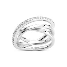 Ring in zilver met zirkonium. De ring heeft een spiraalvorm waarvan een band gezet is met zirkonium