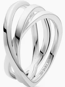 De ring is gemaakt uit zilver. De ring heeft een spiraalvorm
