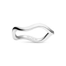 De ring is gemaakt uit zilver en heeft een golvende vorm