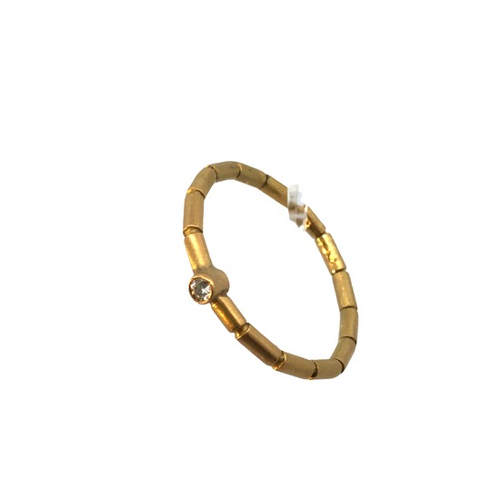 Der Ring Knick-Chick,   besteht aus hochwertigem Gold Au750 und ist mit einem Brillanten 0,03 Karat Diamanten verziert. Ideal f&uuml;r besondere Anl&auml;sse oder als dezentes Alltagsaccessoire. Tragen Sie ihn allein f&uuml;r einen eleganten Look oder kombinieren Sie ihn mit anderen Ringen f&uuml;r einen modischen Statement-Look.