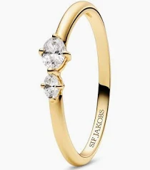De ring is in plaque met 2 zirkonium steentjes. De ring behoort tot de reeks Essenza