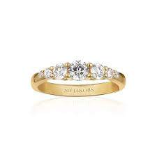 De ring is in plaque  gezet met 5 zirkonium stenen. de ring is uit de reeks Belluno