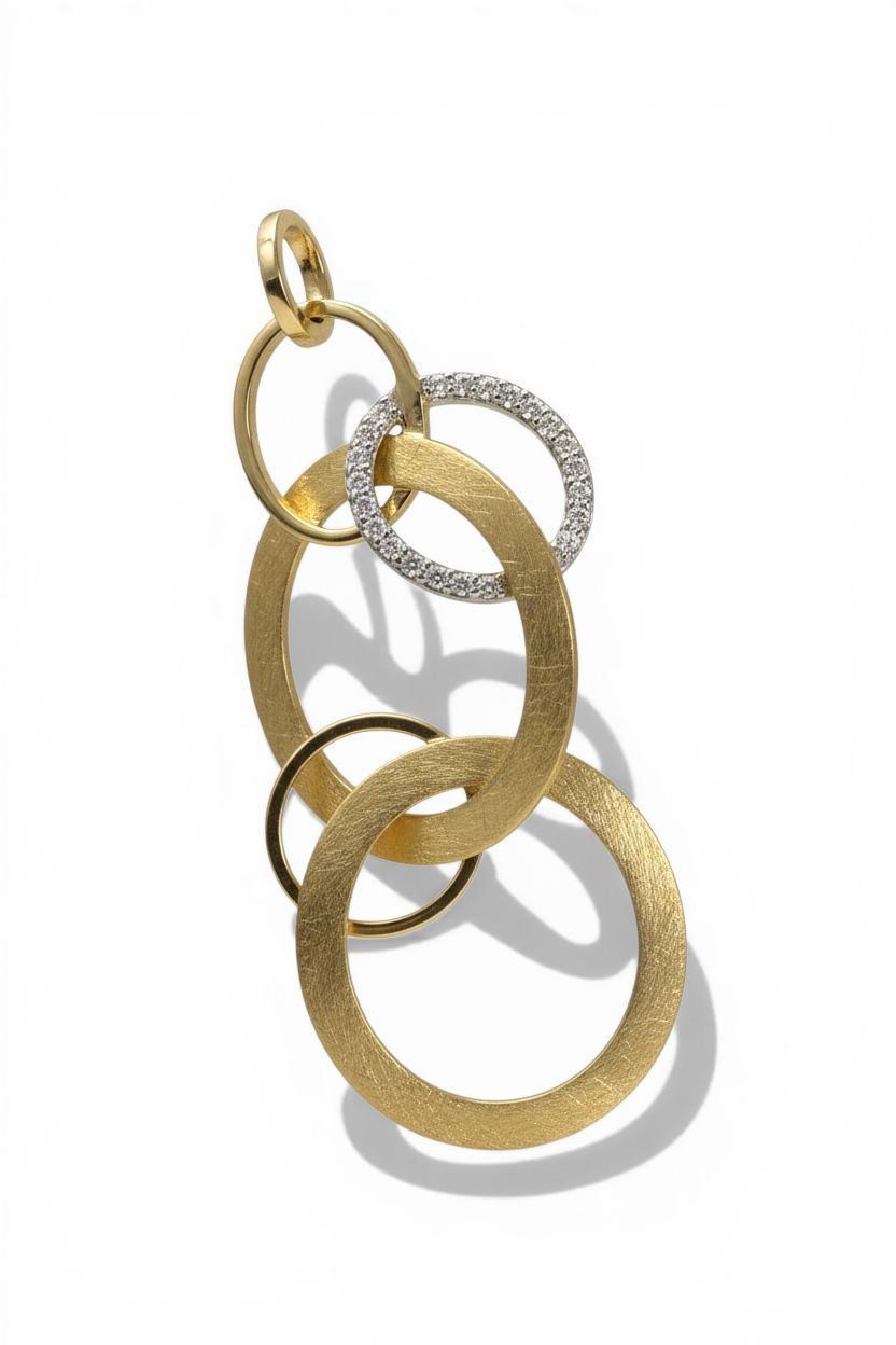 14 karaat geelgouden hanger met gematteerde afwerking en met 22 briljant geslepen diamanten van totaal 0.07 caraat.