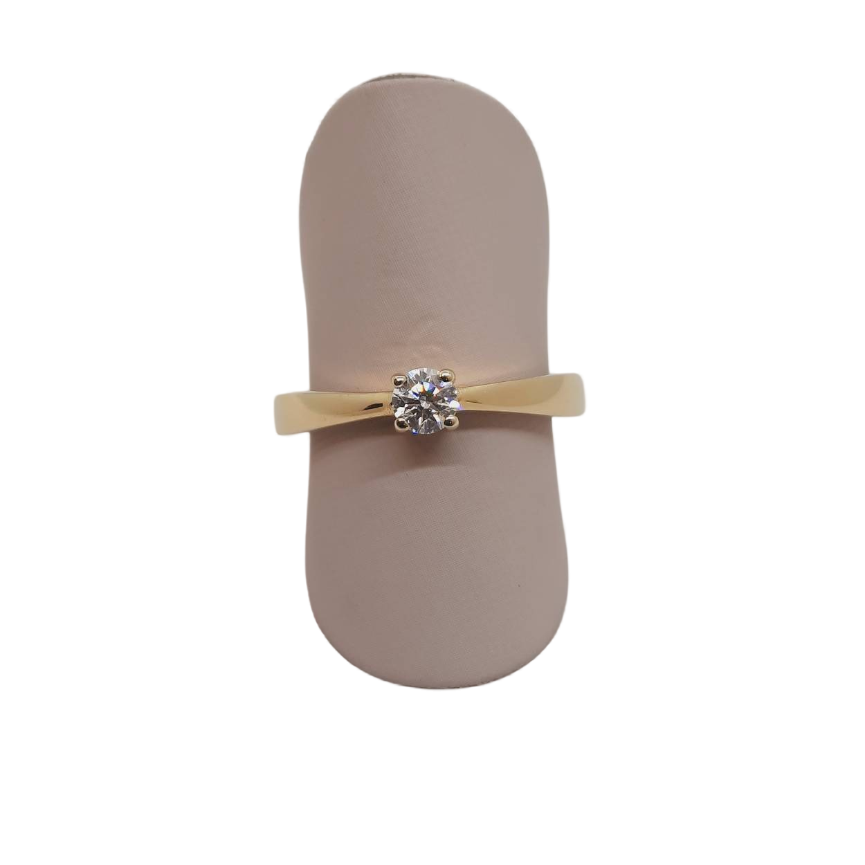 De verlovingsring met modelnummer BREA-0004016 is vervaardigd uit 14-karaats goud en heeft een schitterende briljant geslepen diamant van 0,18 karaat. De diamant, met kleur F, straalt verfijnde elegantie uit. Deze ring in maat 53 is perfect voor een aanzoek. Draag deze prachtige goudkleurige ring solo of in combinatie met andere gouden sieraden voor een klassieke look.