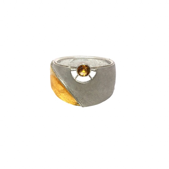 Der Ring Silber 925 Citrin Feueremaille, Modellnummer 9/00000/000-2, ist ein beeindruckendes Schmuckst&uuml;ck. Aus hochwertigem 925er Silber gefertigt, gl&auml;nzt er mit einem leuchtenden Citrin und kunstvoller Feueremaille. Tragen Sie diesen Ring als auff&auml;lligen Akzent zu Abendveranstaltungen oder l&auml;ssigem Chic, um jedem Outfit einen eleganten Touch zu verleihen.