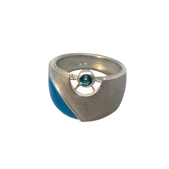 Der Ring Silber 925 bl.TopasFeueremaille,   geh&ouml;rt zur Kategorie JEWEL und ist in der Gr&ouml;&szlig;e 57 verf&uuml;gbar. Dieser Ring ist ideal als elegantes Accessoire bei besonderen Anl&auml;ssen. Kombinieren Sie ihn mit passenden Schmuckst&uuml;cken f&uuml;r einen harmonischen Look. Perfekt f&uuml;r stilvolle Auftritte!