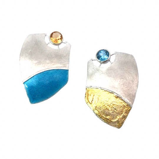 Das Produkt Paar Ohrstecker 925 Citrin blauer Topas, Blattgold mit der Modellnummer P.OHRSECKER S925 CITRIN BL.TOPAS ist ein Schmuckst&uuml;ck, das studartige Ohrringe in Bicolor-Design bietet. Sie bestehen aus 925er Silber und sind mit Citrin, blauem Topas und Blattgold verziert. Ideal f&uuml;r elegante Anl&auml;sse, sie verleihen jedem Outfit Raffinesse und Glanz.