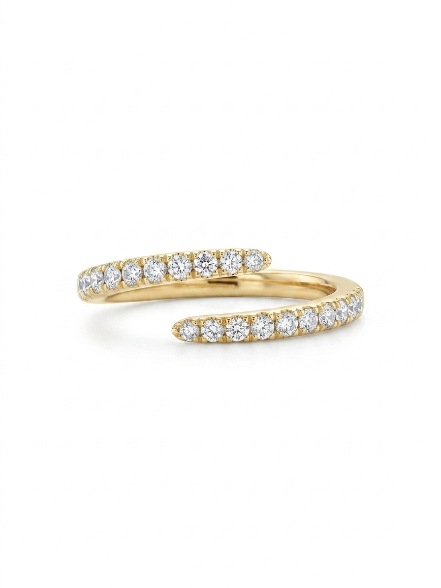 De 14 karaat geelgouden diamanten pav&eacute; open ring "Sandra" (modelnummer RE12775) straalt luxe uit. Met SI1 zuiverheid, G-kleur diamanten van 0,20 karaat, in briljante slijpvorm, is deze ring perfect voor elke gelegenheid. Draag hem solo voor een verfijnde look of combineer met andere ringen voor een moderne touch. Perfect voor maat 54.