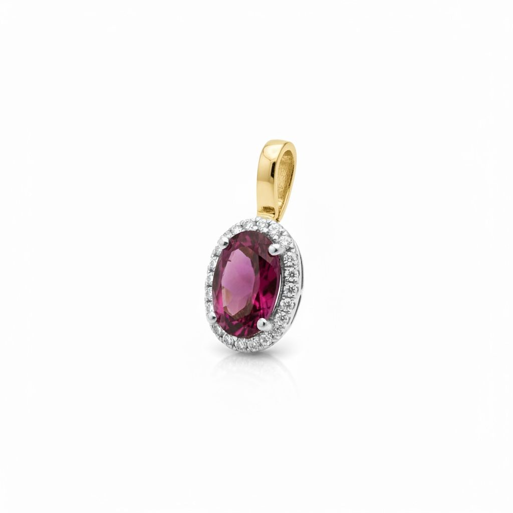 14 karaats bicolor hanger met 25 briljant geslepen diamanten van totaal 0.07 caraat en een rhodoliet van 5x7 mm.