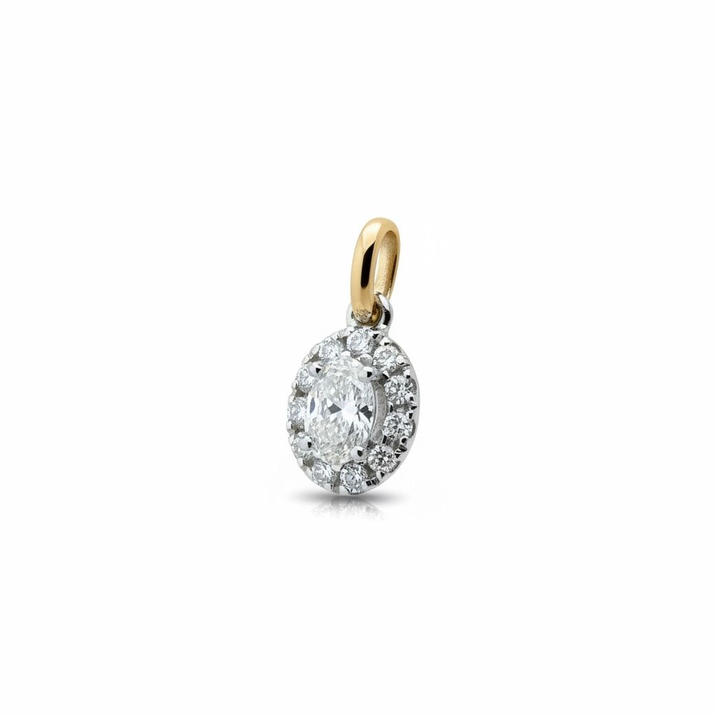 14 karaats bicolor hanger met 11 briljant geslepen diamanten van totaal 0.06 caraat en een ovaal geslepen diamant van 0,11 caraat. 