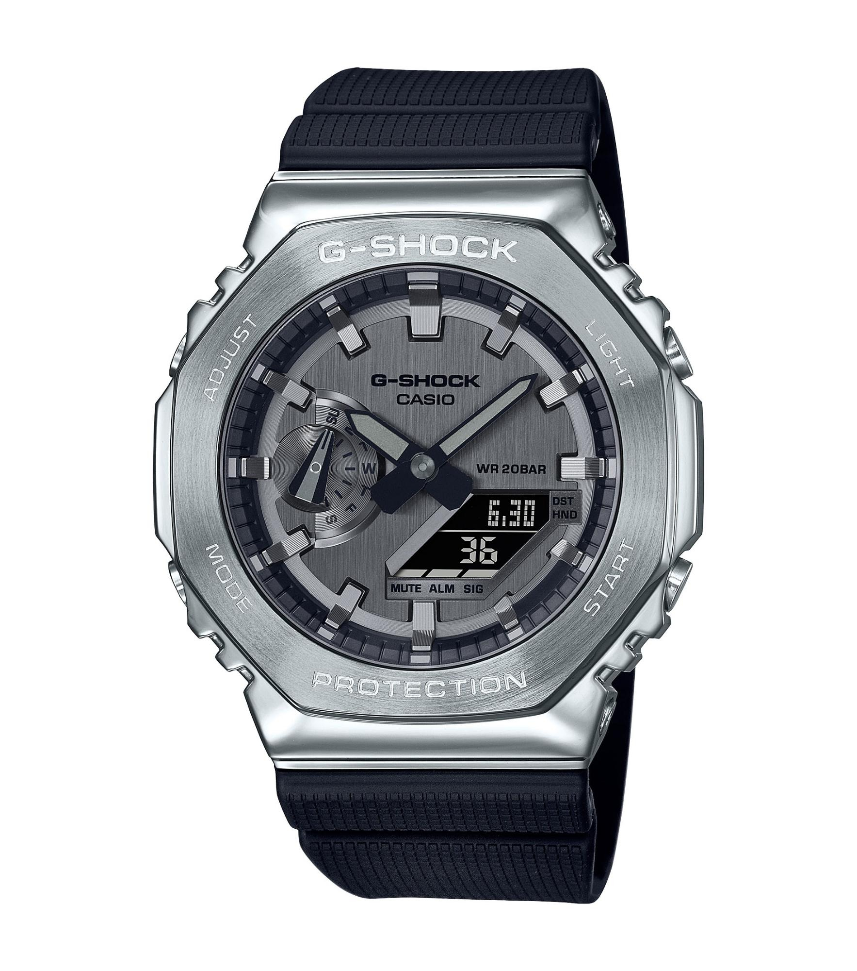 De Casio G-Shock GM-2100-1AER-MAN is een robuust horloge met een rechthoekige metalen kast en zwart plastic/silicone band. Het heeft analoog-digitale functies, quartz uurwerk, datumaanduiding, lichtfunctie en is waterbestendig tot 19 bar. Perfect voor dagelijks gebruik en buitenactiviteiten. Draai het stevig om uw pols voor optimale pasvorm en comfort.