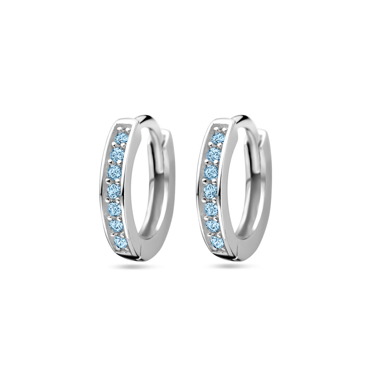Gerhodineerd 925 zilveren klapoorringen uitgevoerd met een schitterende aqua blauwe zirkonia rij. De oorringen hebben een diameter van 9mm en een dikte van 2mm.