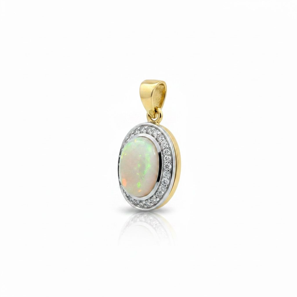 14 karaats geelgouden hanger met 28 briljant geslepen diamanten van totaal 0.10 caraat en witte opaal van 4 mm.