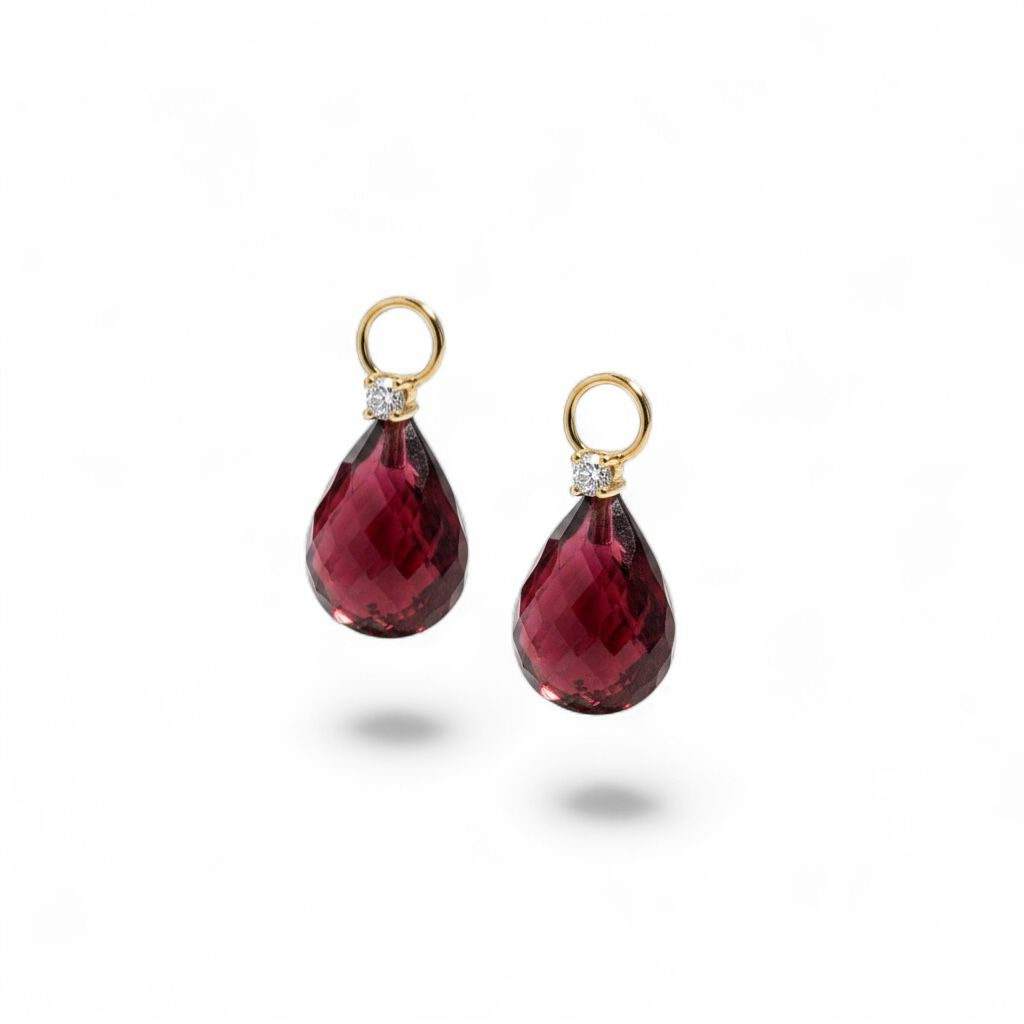 14 karaats geelgouden aanhangers met briljant geslepen diamant van totaal 0.09 caraat en een granaat van 9x11 mm.

Deze aanhangers worden aan een creool gehangen.