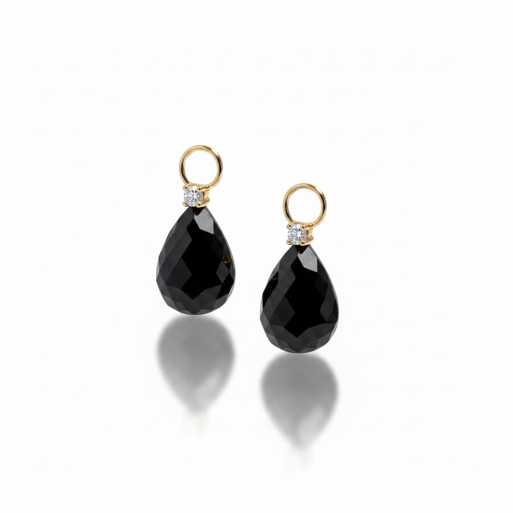 14 karaats geelgouden aanhangers met briljant geslepen diamant van totaal 0.09 caraat en een onyx van 9x11 mm.
Deze aanhangers worden aan een creool gehangen.