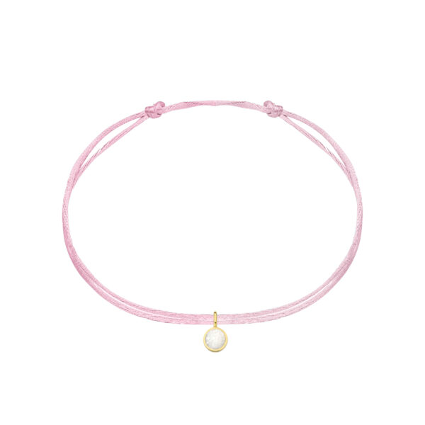 De Minioro satijnen armband, is een stijlvolle accessoire in de categorie juweel, specifiek een armband. Deze elegante armband voegt een vleugje verfijning toe aan elke outfit. Draag het solo of gecombineerd met andere armbanden voor een gelaagde look. Perfect voor zowel dagelijks gebruik als speciale gelegenheden.