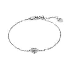 De armband is in zilver met in het midden eenhartje gezet met zirkonium