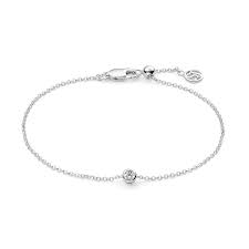 De armband is in zilver en verwerkt in het midden met zirkonium steen.