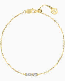De armband is in plaque met in het midden twee zirkonium steentjes, komt uit de Ellera Ovale reeks