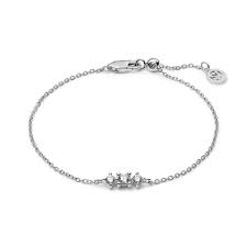 De armband is in zilver met een tussenstuk van 3 zirkonium steentjes uit de reeks Lucente
