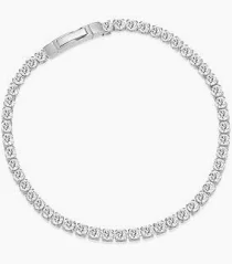 De armband is in zilver gezet met zirkonium steentjes uit de reeks Ellera