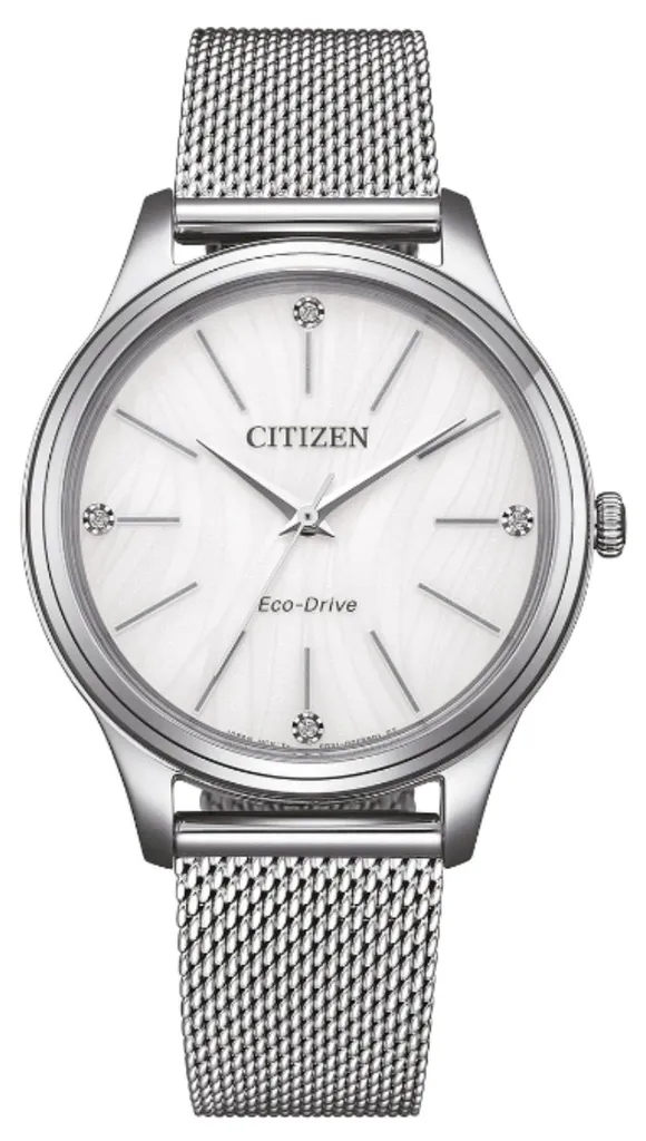 Die Citizen DAU ECO Metallband EM1220-82A ist eine elegante Armbanduhr mit silberfarbenem Edelstahlarmband und rundem Edelstahlgeh&auml;use. Das wei&szlig;e Zifferblatt mit Streifenmuster ist analog und von Mineralglas gesch&uuml;tzt. Die Uhr hat eine Wasserdichtigkeit von 50 Metern. Ideal f&uuml;r den Alltag oder besondere Anl&auml;sse, verleiht sie jedem Outfit einen Hauch von Raffinesse.